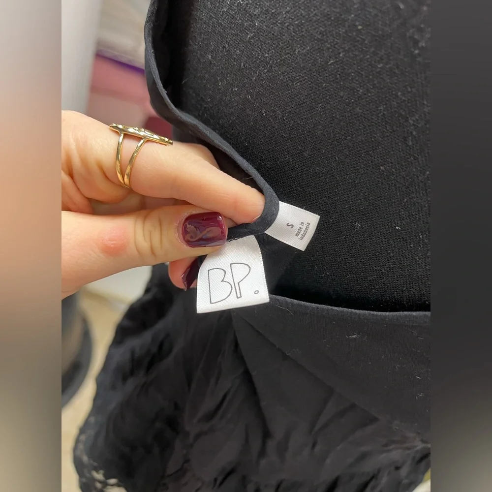 Black tank top with lace detail - Picture 3 of 3